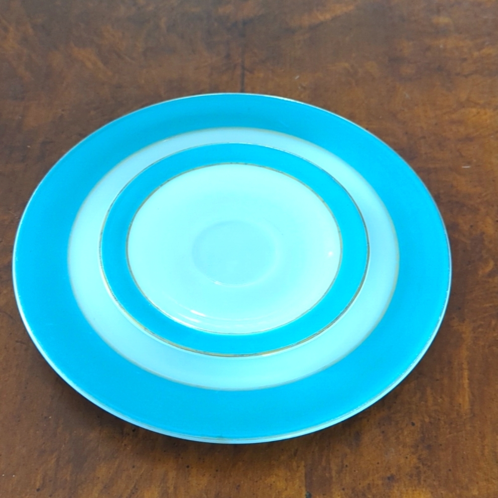 3 Vintage turquoise Pyrex plates and 1 saucer - Picture 2 of 8